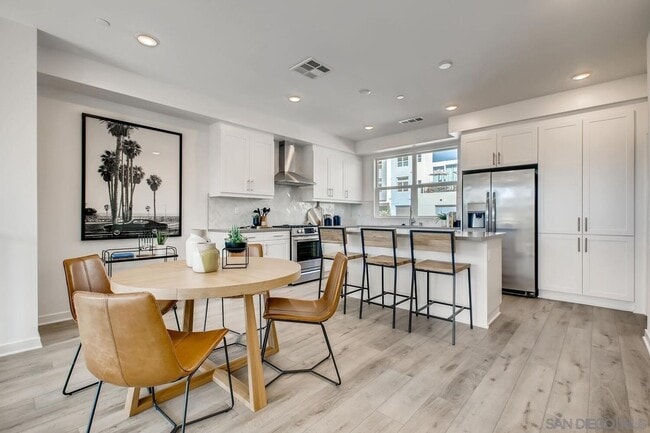 Building Photo - Coming Soo!! Beautiful 4bed/3bath Townhome in Fashion Valley **Move in Special Half off 1st month...