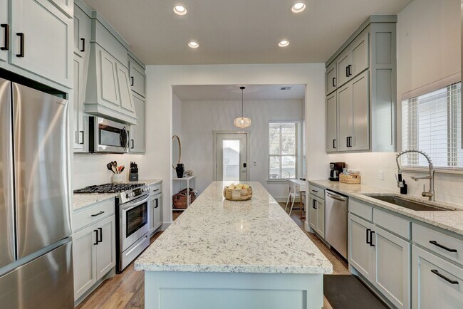 Building Photo - Stunning 4 Bedroom 3 Bath Home