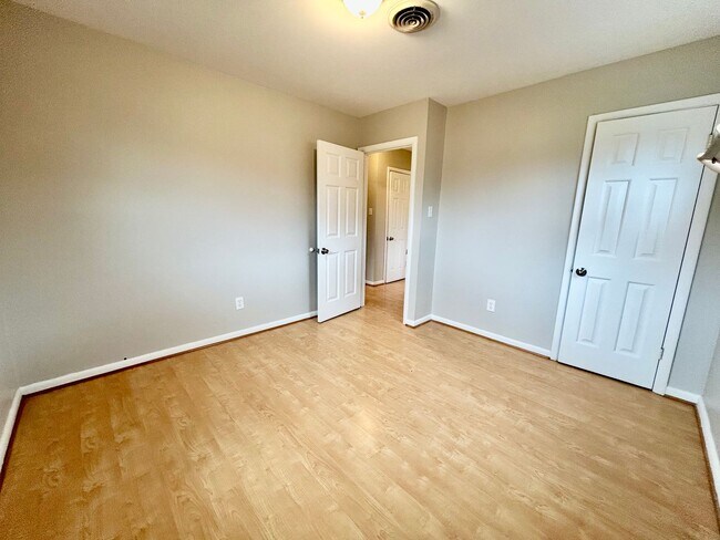 Building Photo - 3 Bedroom! Available Now! - January FREE!!