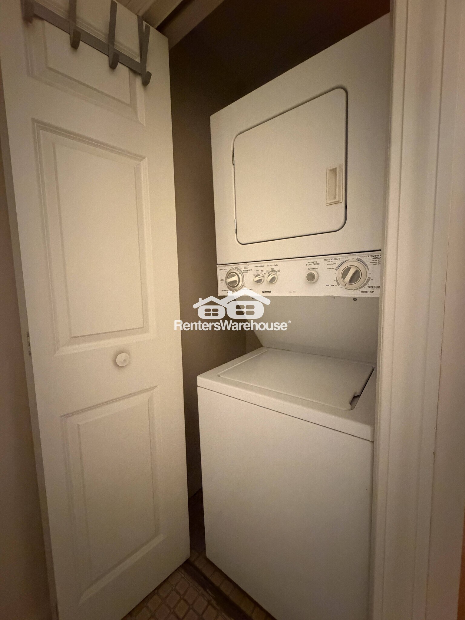 Building Photo - 1181 Edgcumbe Rd