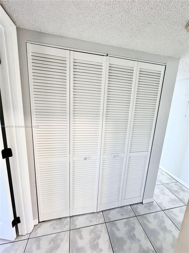Building Photo - 3111 Pass a Grille Way
