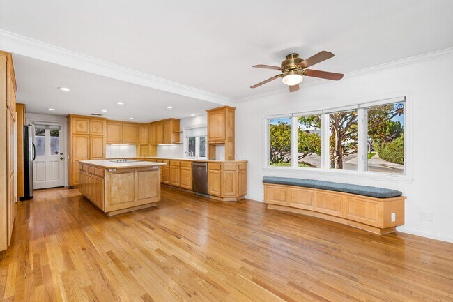 Building Photo - Spacious Two-Story 5 BD/3 BA Home in Desirable East Bluff Neighborhood