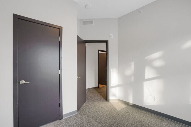 Building Photo - Spacious Brand New 8 Bed + 4 Bath near U of M!