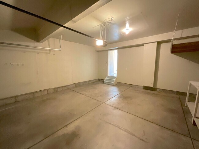 Building Photo - 3 Bedroom Home Available Near Stetson Hill...