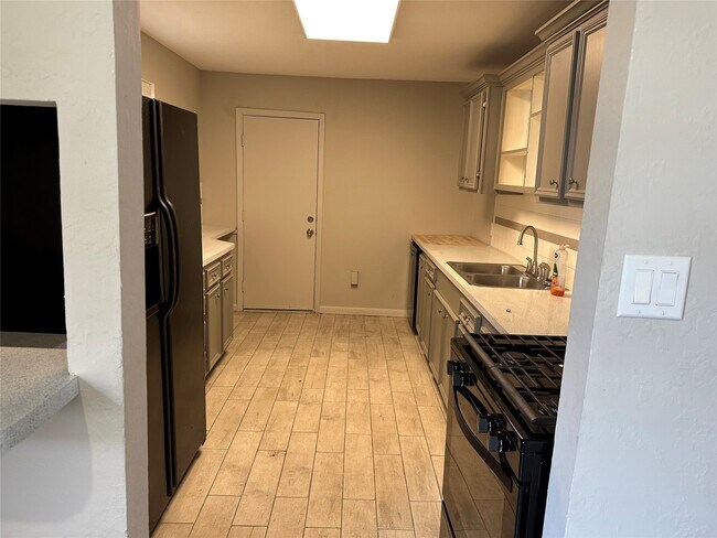Building Photo - 2502 Kingsdale Dr