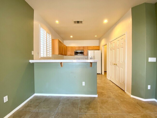 Building Photo - Nice 2-story home