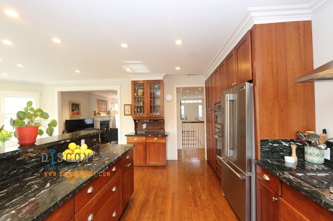 Building Photo - Sophisticated Piedmont Colonial with Enclosed Yard