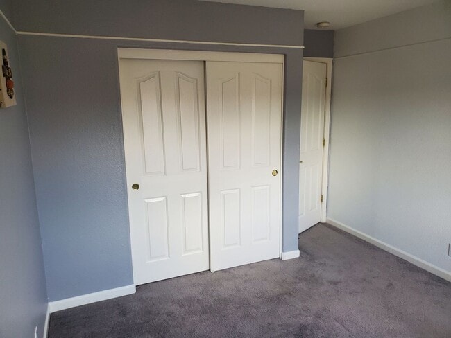 Building Photo - Huge 2 Bedroom House with separate Office ...