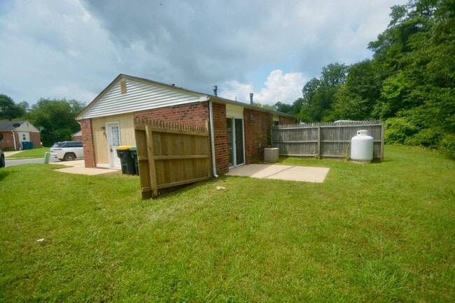 Building Photo - Great - 1 BEDROOM - Bright Open Floor Plan !!