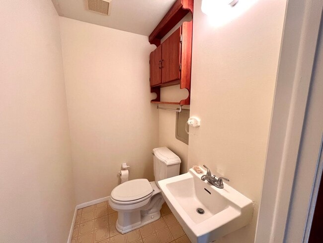 Building Photo - Beautiful Home - 3 Bedroom 2.5 Bathroom - ...