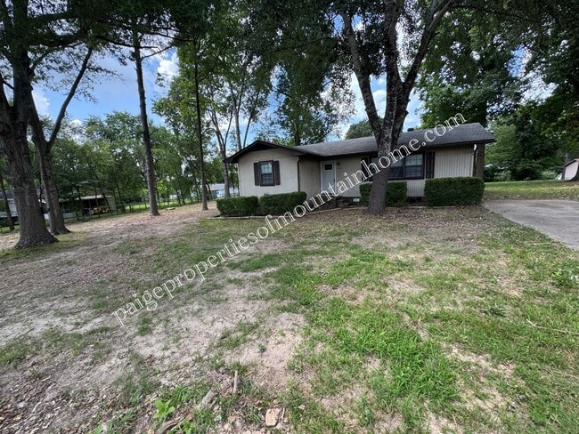 Building Photo - 3 bedroom, 1 bath Home