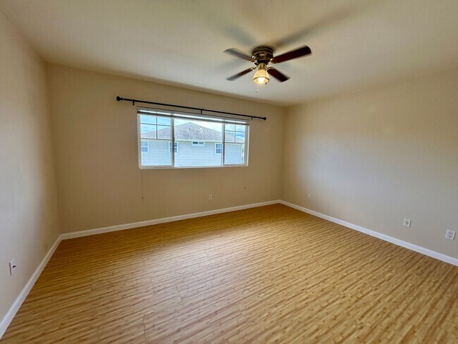 Building Photo - Spacious Townhouse with Central AC, Garage...