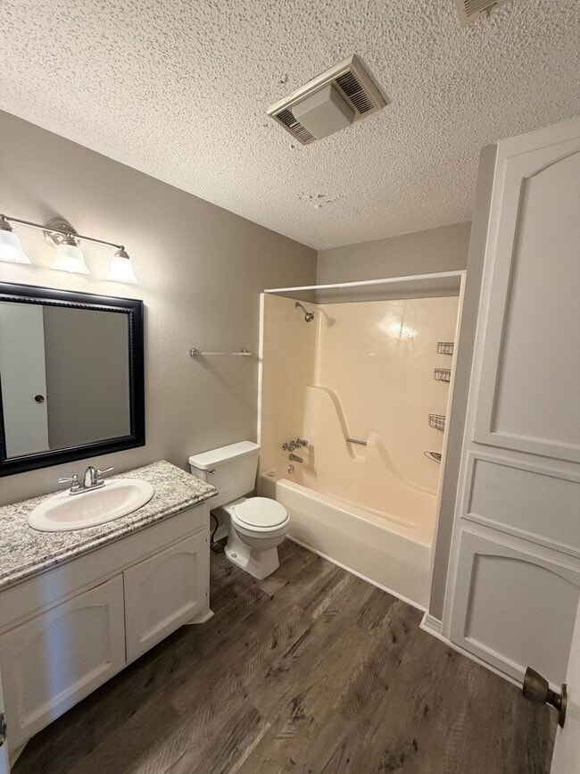 Building Photo - Townhouse Just Minutes to LSUS .....