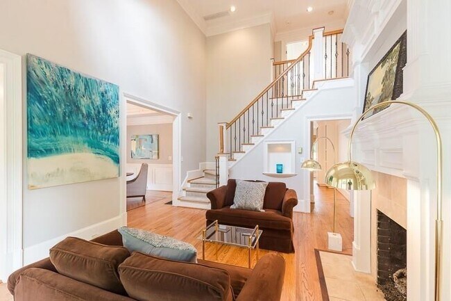 Building Photo - 1106 McLynn Ave NE