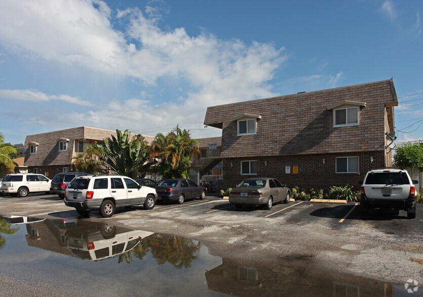 Primary Photo - Lee Manor Apartments