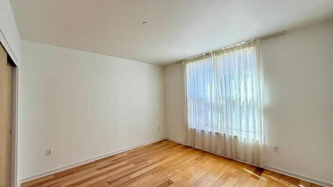 Building Photo - 1BR + Den / 1BA with Private Patio + Parking!