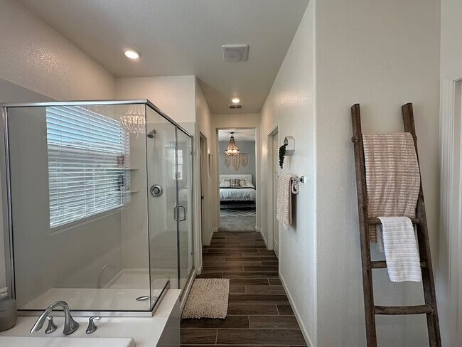 Building Photo - 4 bedroom Campus Oaks Home located on a Co...