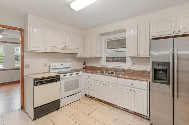 Building Photo - Charming 3 Bedroom 1 Bath Home in West Park!