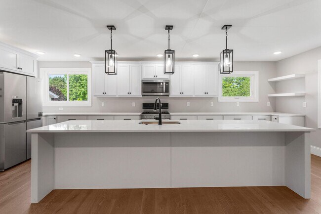 Building Photo - Four bedroom executive rental available now in Champaign's sought after Devonshire neighborhood!