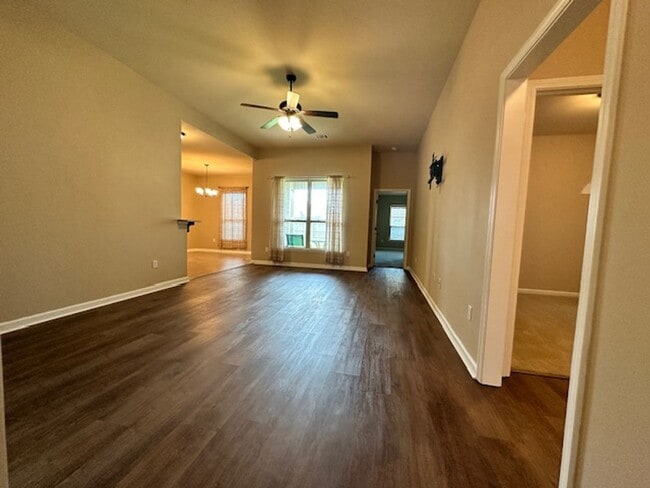 Building Photo - 3 bed 2 bath