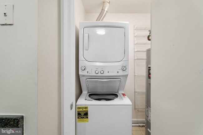 Building Photo - 3321 Sir Thomas Dr