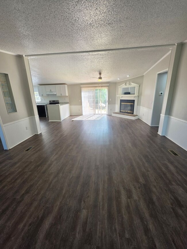 Building Photo - 3 bedrooms 2 baths