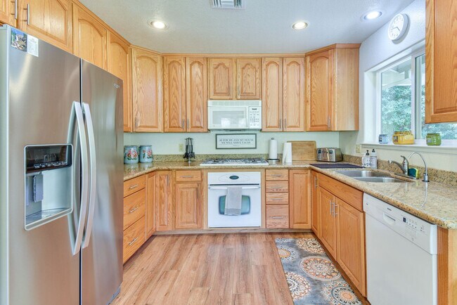 Building Photo - 12909 Mueller Dr