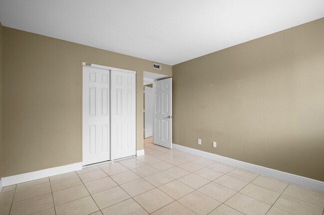 Building Photo - Affordable 2 bedroom 2 bathroom Condo in Fort Myers