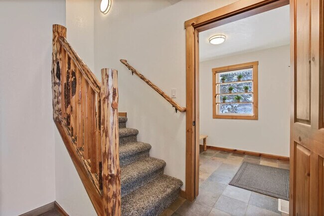 Building Photo - 130 Par Dr