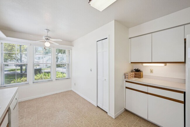 Building Photo - Ground Floor 2 Bed / 2 Bath with New Flooring