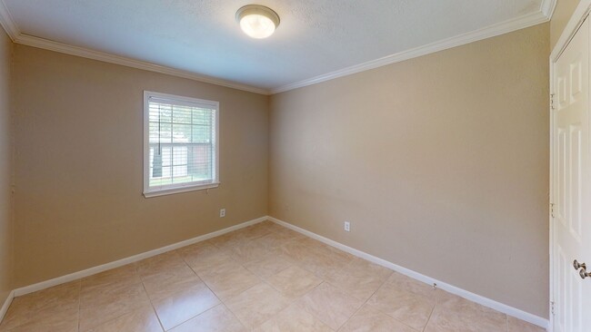 Building Photo - 2/1 Duplex Available for Immediate move-in!