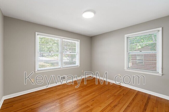 Building Photo - 3301 Westmont Dr