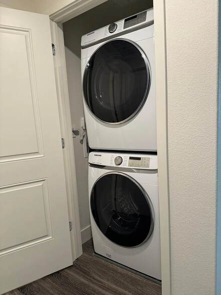 Building Photo - 5925 Charlotte Dr