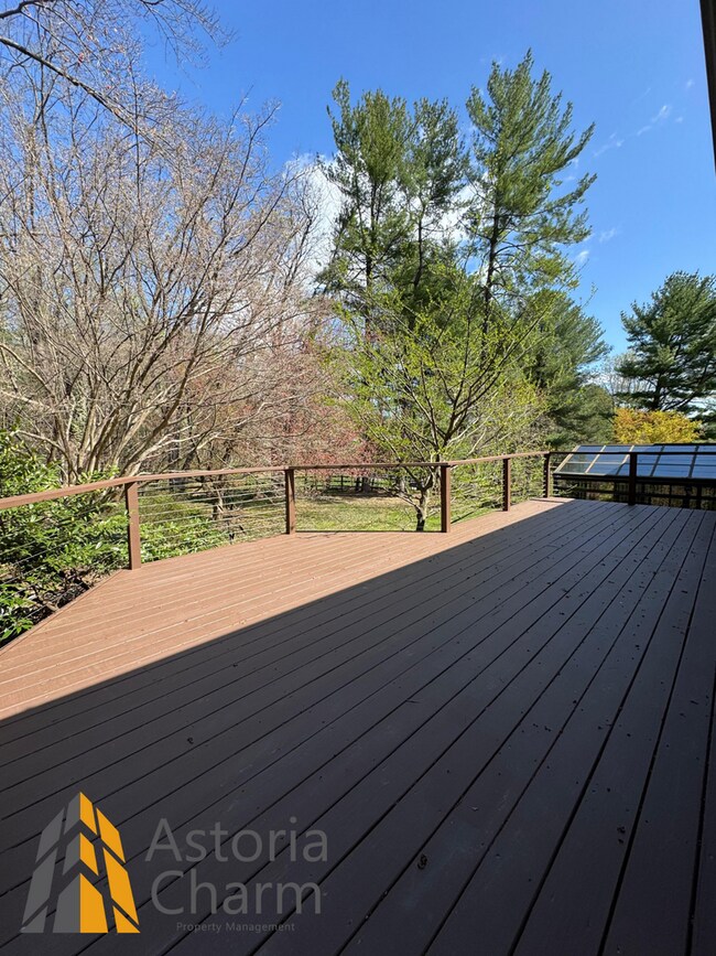 Building Photo - Spacious 5 Bedroom 3 Bath + Den Single Family Detached Home