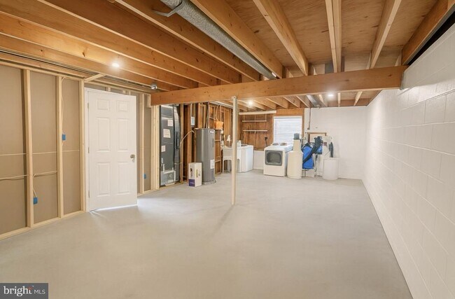 Building Photo - 9000 Marcellas Dr