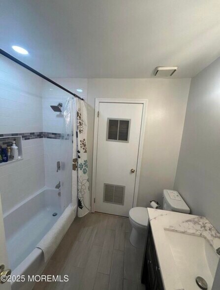 Building Photo - 182 Tulip Ln