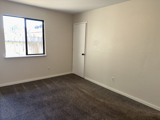 Building Photo - 2512 Albee St