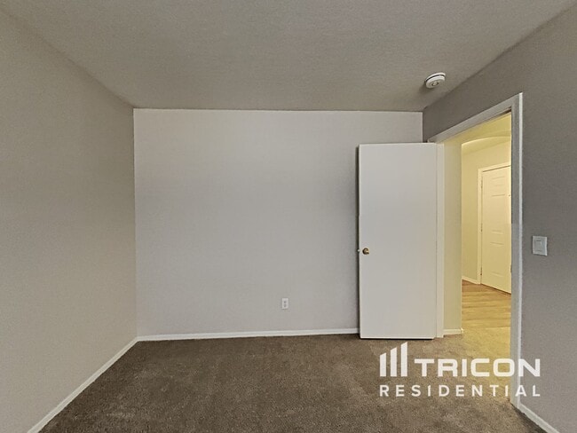 Building Photo - 43714 Cale Dr