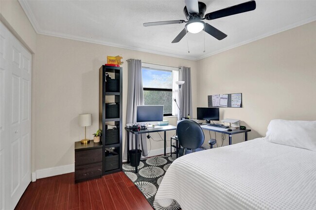 Building Photo - 9851 Riverside Dr