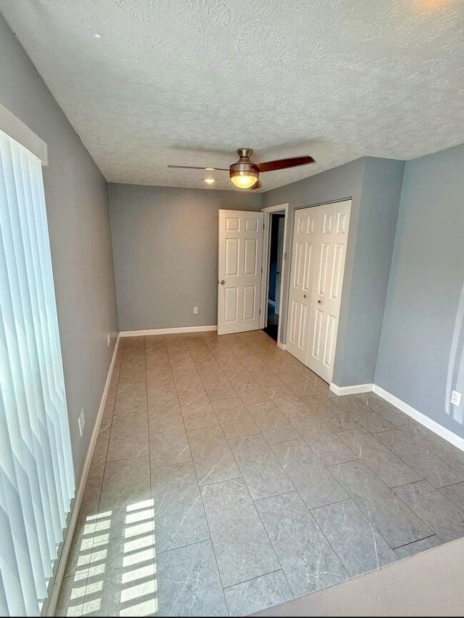 Building Photo - Spacious 6BR House in New Lebanon