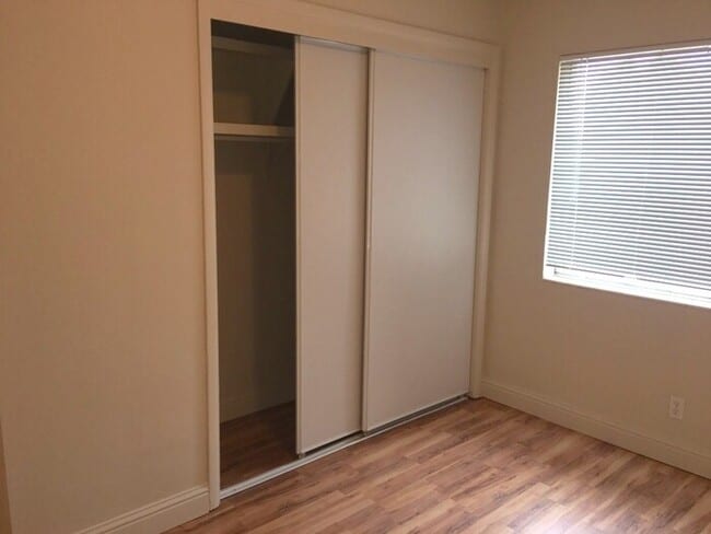 Building Photo - Reno Duplex - 1 Small Pet Friendly, Garage...