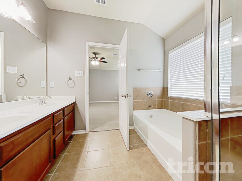 Building Photo - 24718 Lakecrest Creek Dr