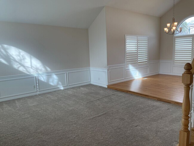 Building Photo - 6 Bedroom/3.2 Bath Home For Rent in Sandy