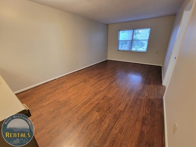 Building Photo - Kingswood Condo #26 - Walking Distance to Campus!
