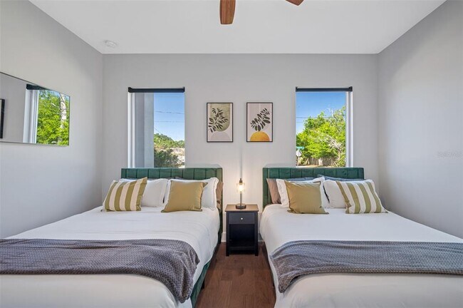 Building Photo - 902 W Plymouth St