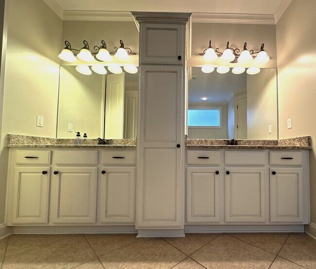 Building Photo - 5 Bedroom /4 Bath House in LAKELAND!!!