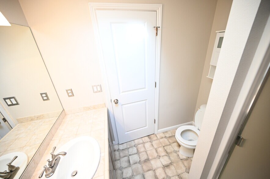 Building Photo - 9216 N Charleston Ave