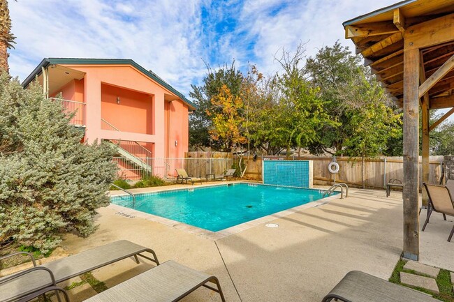 Building Photo - 1422 Collier St