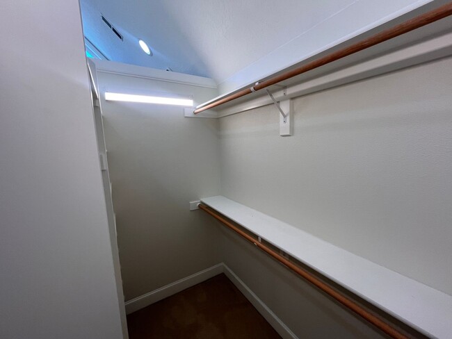 Building Photo - STUNNING 3 bed 2.5 bath Condo on the Colum...