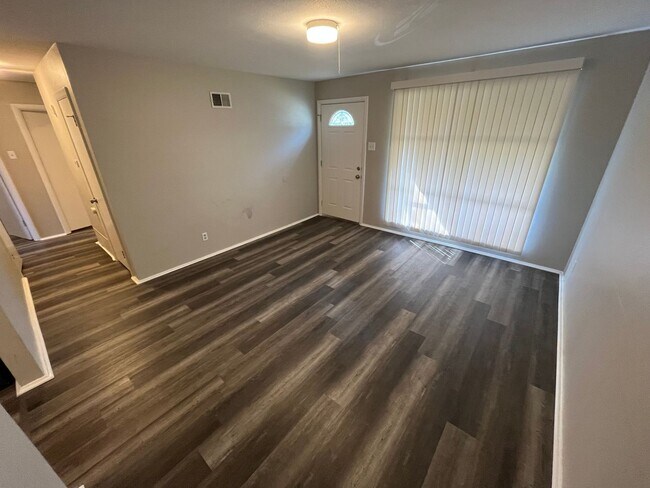 Building Photo - Recently Renovated Three Bedroom Move In R...